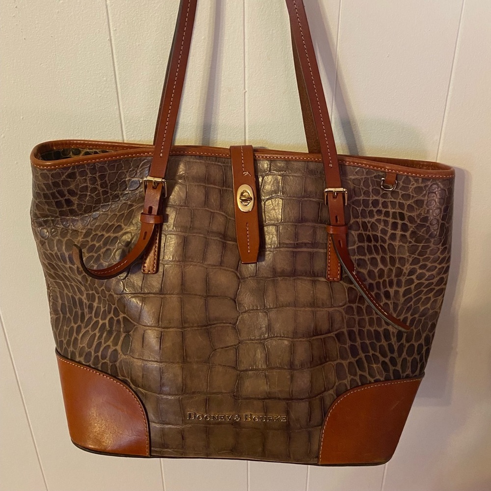 Excellent condition Dooney & Bourke bag with wallet. Carried only twice.